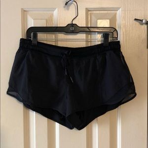Lululemon Black Hotty Hot size 10, 2.5”